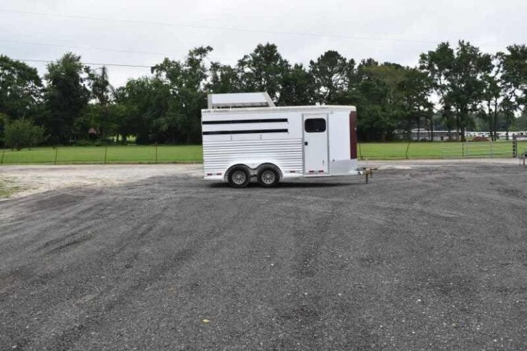 2012 CM 3HBP 3 Horse Trailer image 0