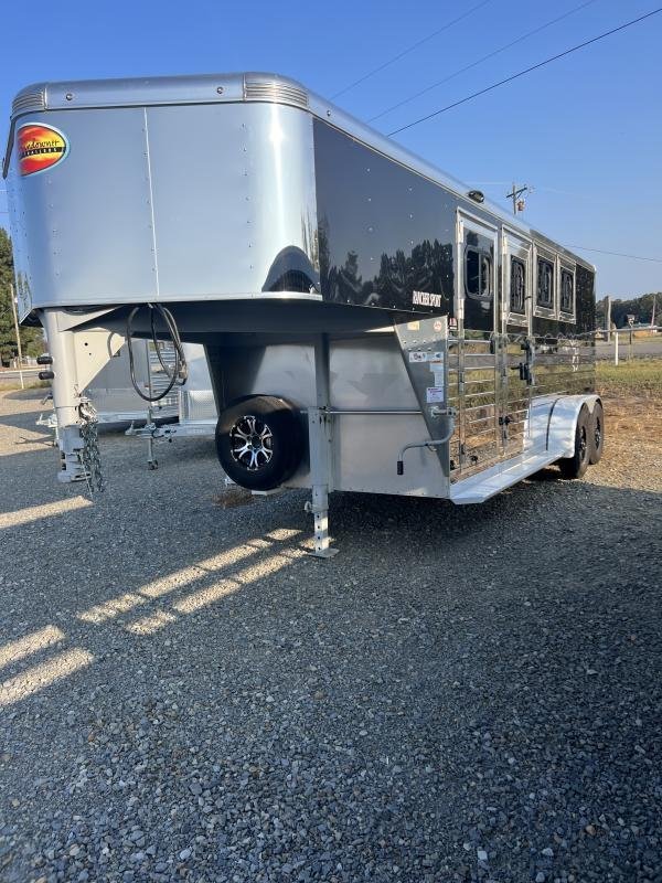 2022 Sundowner 3 Horse Slant GN Trailer image 0
